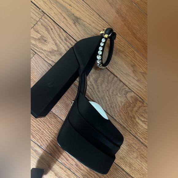 NEW Versace Medusa Aveitas pump - Picture 1 of 9